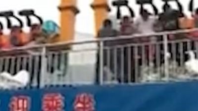 لحظة سقوط رجل من لعبة ملاه بسبب حزام الأمان (فيديو وصور)