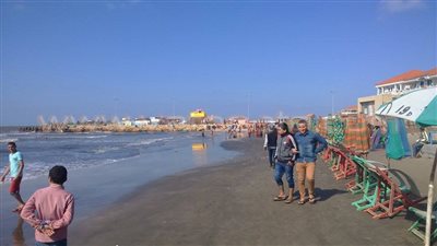 بالصور.. توافد أبناء الدقهلية على شواطئ جمصة في ثاني أيام العيد