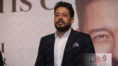 اللاعب عمرو وردة يهدي حماقي تيشرت ناديه في مؤتمر فيروس سي