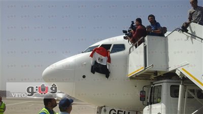 بالصور.. قائد طائرة «مصر للطيران» الجديدة يرفع علم مصر