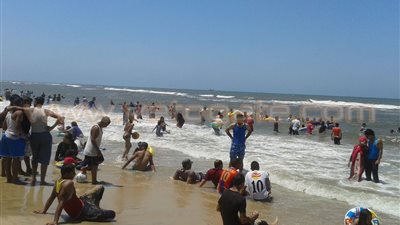 بالصور.. مواطنو كفر الشيخ يهربون من حرارة الجو إلى شواطئ بلطيم