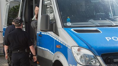 سكان يحتجون ضد محاولة الشرطة الألمانية ترحيل شاب سوري