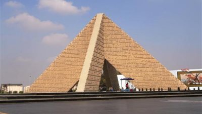 أسماء كبار رجال الدولة الزائرين للنصب التذكاري للجندي المجهول