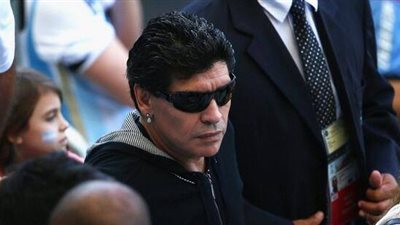 مارادونا مشاكل.. النجم الأرجنتيني يهدد زوجته السابقة بالسجن.. يتهمها بسرقة 8 ملايين دولار من حسابه بالبنك.. ومحاميه: سنرفع دعوى قضائية.. و3 شقق تثبت صحة الواقعة