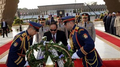 عيد تحرير سيناء.. السيسي يضع إكليلا من الزهور على قبر الجندي المجهول.. يقرأ الفاتحة على روح السادات.. يصافح كبار رجال الدولة.. رئيسا النواب والحكومة والطيب وتواضروس وصبحي في مقدمة الصفوف