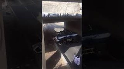 انقلاب شاحنة من أعلى جسر العزيزية بالسعودية (فيديو)