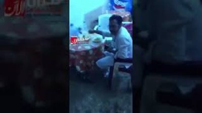 رد فعل غير متوقع من شخص يتناول الطعام لحظة اقتحام السيول المطعم (فيديو)