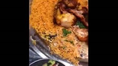 رد فعل زبون لحظة عثوره على صرصار بالطعام في السعودية (فيديو)