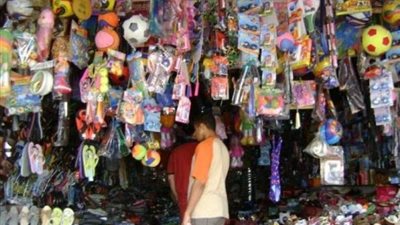 الركود يضرب تجارة لعب الأطفال في مقتل.. «ميخائيل»: 50% تراجعا في المبيعات.. صفا: ارتفاع الدولار وراء ضعف الإقبال..«العربي»:الأفلام والمسلسلات أثرت على الأسعار.. وبندقية حبيشة وأمن 