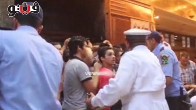 بالفيديو.. فوضى ومشاجرات أمام منافذ بيع تذاكر السينمات بوسط البلد