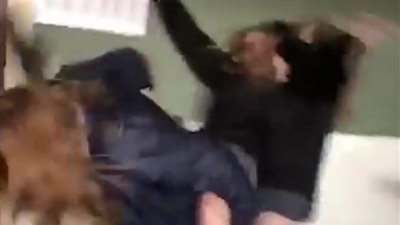 فتاتان تتسببان في سقوط مروع لصديقتهما داخل المدرسة (فيديو)