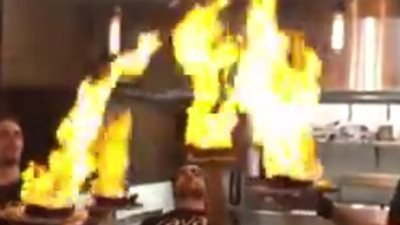 طهاة يتعرضون لموقف محرج أمام الزبائن (فيديو)