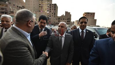 محمد عيد حادث القطار | وزير النقل ومحافظ القليوبية يقدمان العزاء لأسرة ضحية 