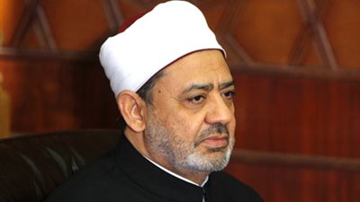 ننشر تفاصيل بلاغ يتهم شيخ الأزهر بإهانة الدين الإسلامي.. محامي سكندري يزعم: كتب الأزهر تنفي حد الرجم للزاني المحصن.. وتخطئ في إعراب لفظ الجلالة و