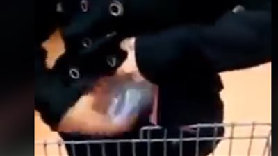 امرأة تسرق سوبر ماركت بطريقة صادمة (فيديو)