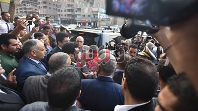 محمد عيد حادث القطار | وزير النقل يقبل رأس شقيق ضحية التذكرة (صور)