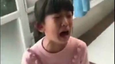 رد فعل طفلة نفذ شقيقها مقالب مرعبة بها (فيديو)