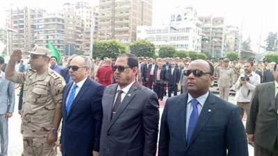 محافظ الغربية يضع إكليل زهور على النصب التذكاري للجندي المجهول (صور)