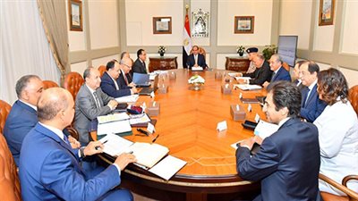 السيسي يجتمع مع كبار رجال الدولة.. يكلف بتعزيز جهود ضبط الأسواق وتوافر السلع.. مواصلة تنفيذ برنامج الإصلاح الاقتصادي.. الالتزام بالجداول الزمنية للانتهاء من المشروعات القومية.. توفير الأمان للمواطنين