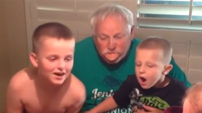 كبار سن يتعرضون لمواقف محرج أثناء الاحتفال بعيد ميلادهم (فيديو)