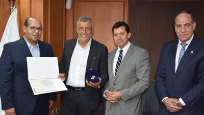 وزير الرياضة يكرم الفائزين ببطولة العالم للسباحة للأساتذة (صور)