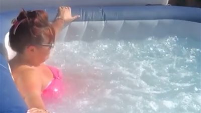 شاب ينتقم من والدته أثناء جلوسها في الـ«جاكوزي» (فيديو)