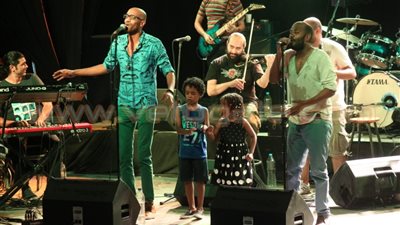 بالفيديو.. وصلة رقص لطفلين على أنغام فريق «بلاك تيما» في الساقية