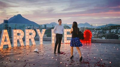 شاب يطلب الزواج من حبيبته بطريقة صادمة (صور)