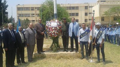 رئيس جامعة الأزهر يضع إكليلا من الزهور على النصب التذكاري (صور)