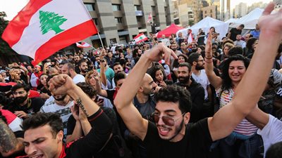 بين الرفض والتأييد.. هكذا احتفل الشعب اللبناني باستقالة الحريري 