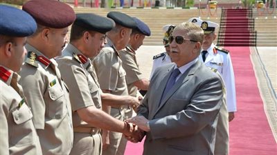 محافظة الإسماعيلية يضع أكاليل الزهور على النصب التذكارى (صور)