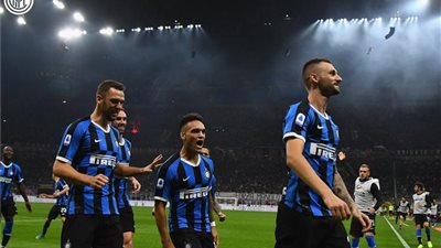 إنتر ميلان ينتزع صدارة الدوري الإيطالي بفوز صعب على بريشيا 1/2