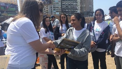 قنصلية بريطانيا بالإسكندرية تشارك في تنظيف شاطئ الثغر (صور)