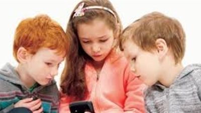 تحذير من السماح للأطفال باستخدام المحمول قبل سن 10 سنوات