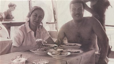 صورة نادرة لأنور وجدي وليلى مراد في الإسكندرية