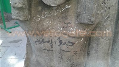 بالصور.. عبارات حب وغرام على أحواض وتماثيل حديقة الأسماك