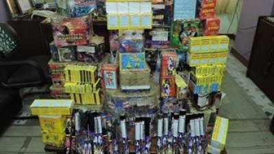 ضبط 800 صاروخ ألعاب نارية و34 زجاجة خمور في المنيا