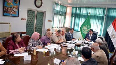 محافظ القليوبية يعقد اجتماعا باللجنة العليا لإدارة الإعلانات