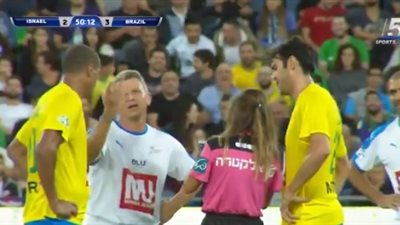 حكمة توقف المباراة لالتقاط سيلفي مع كاكا (فيديو)