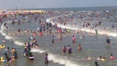 بالصور.. تزايد إقبال المواطنين على شاطئ رأس البر في ثالث أيام العيد