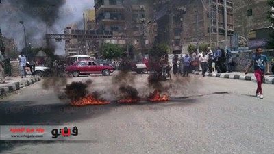 بالصور.. إخوان الشرقية يقطعون الطريق العام أمام كوبري العبور