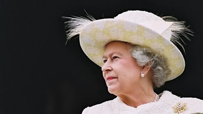 «التايمز» تنتقد فيديو تأدية الملكة إليزابيث التحية النازية