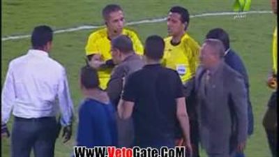 بالفيديو.. اشتباكات بين لاعبي الأهلي والحكم عقب طرد حسام عاشور
