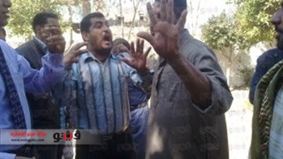 بالفيديو والصور.. أولياء أمور تلاميذ 