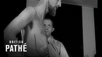 بالفيديو.. رجل يطعن نفسه بسيف دون أن ينزف