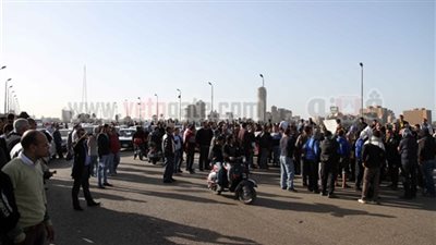 انقلاب سيارة أسفل كوبرى قصر النيل بعد رشقها بالحجارة