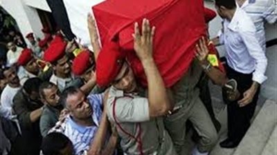 وصول شهيد سيناء إلى مطار الأقصر العسكري استعدادًا لدفنه بمسقط رأسه