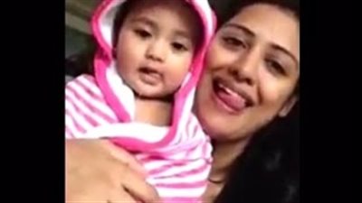 بالفيديو.. طفل يقلد حركات والدته بطريقة طريفة