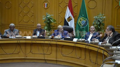 محافظة الإسماعيلية تناقش الموقف التنفيذي لخطة الأبنية التعليمية