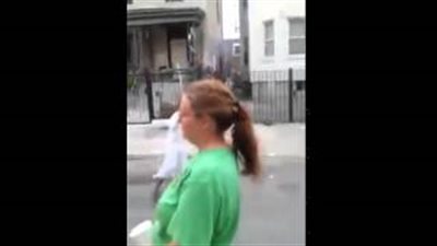 بالفيديو.. شاب يشعل «صاروخ لعبة» أعلى رأس فتاة